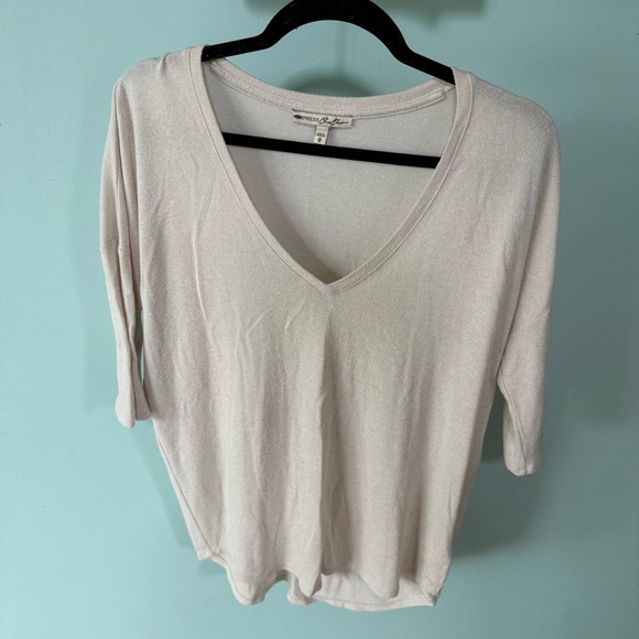 Express One Eleven Cream V-Neck Top Size Medium - Picture 1 of 6